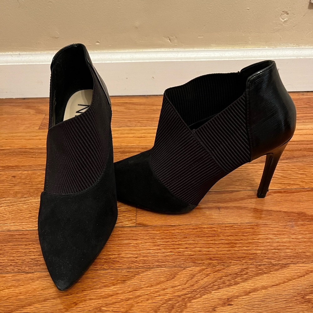 Nine West black suede/leather bootie Size 8